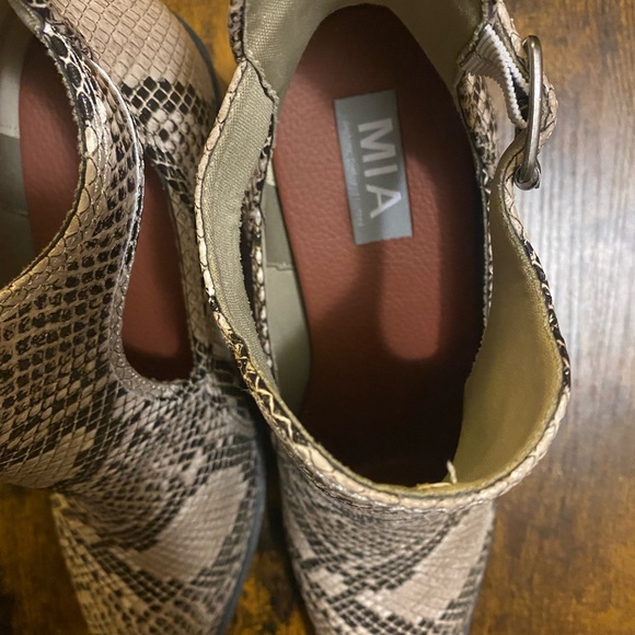 Brand new MIA ankle boots with cutouts - Picture 2 of 5